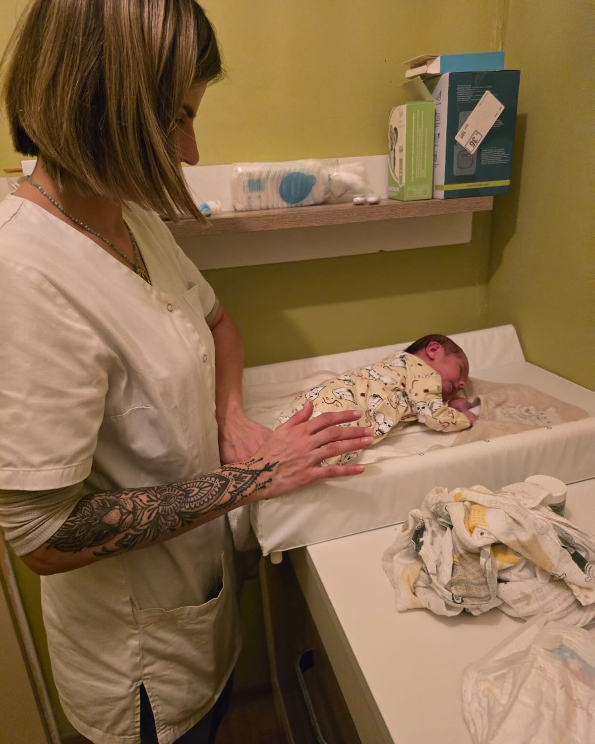 Natalia bij de aankleedtafel met een pasgeboren baby