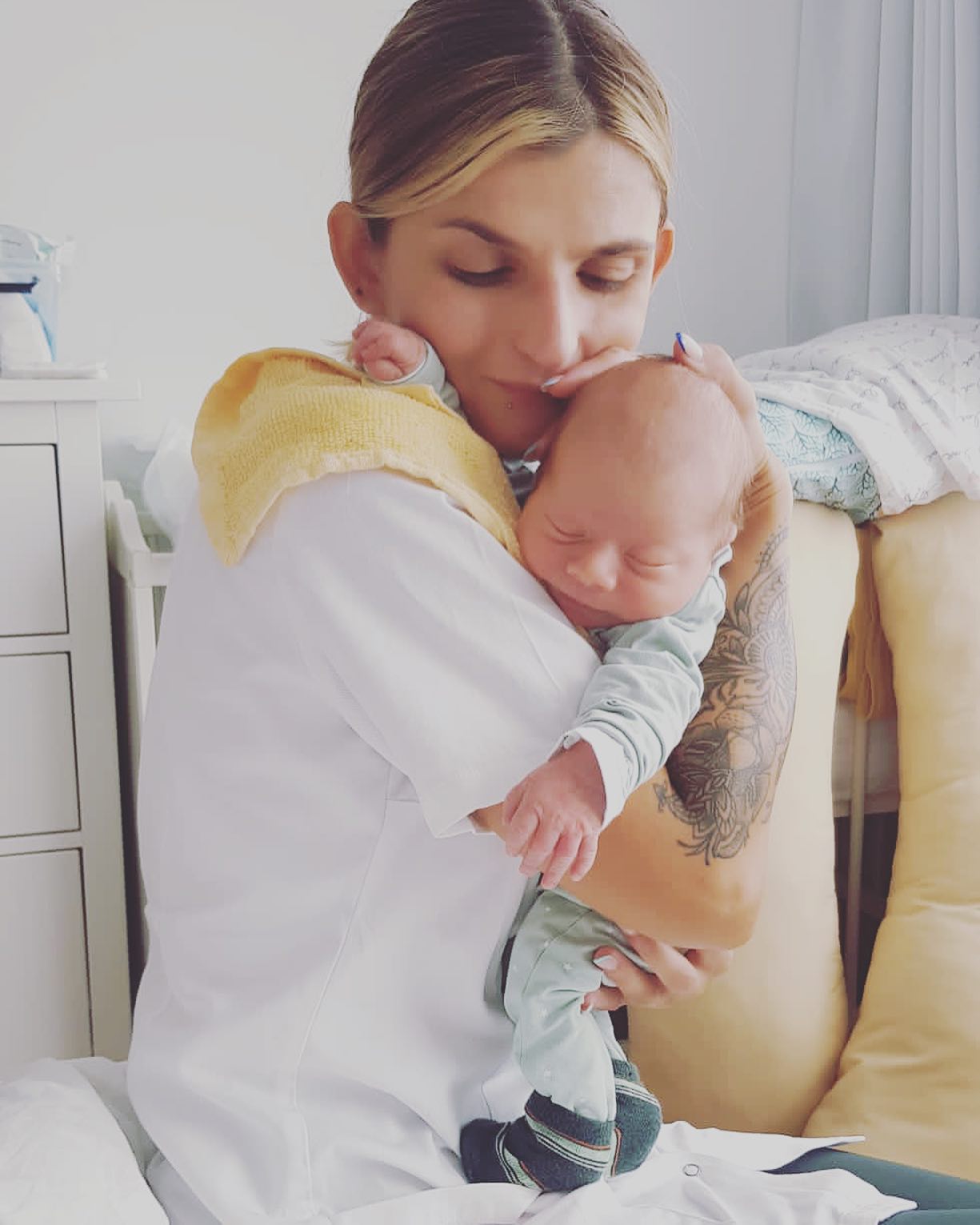 Natalia met een pasgeboren baby tegen haar schouder