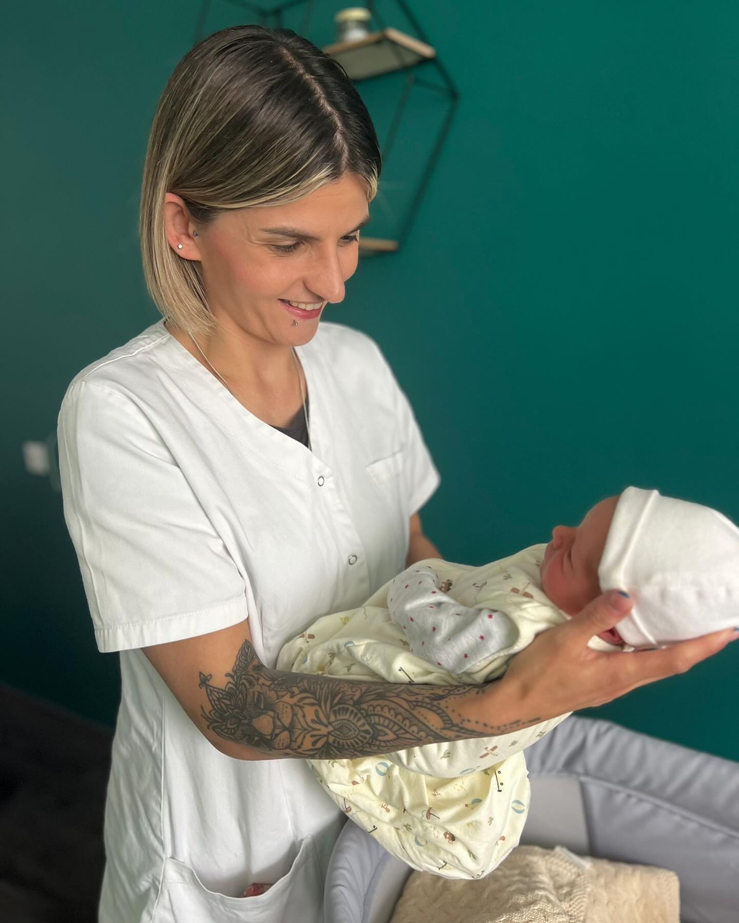 Natalia met een pasgeboren baby op haar arm